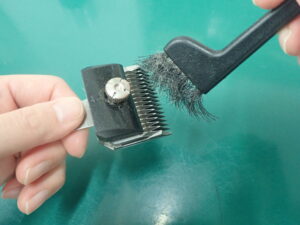 バリカンを手入れしている画像